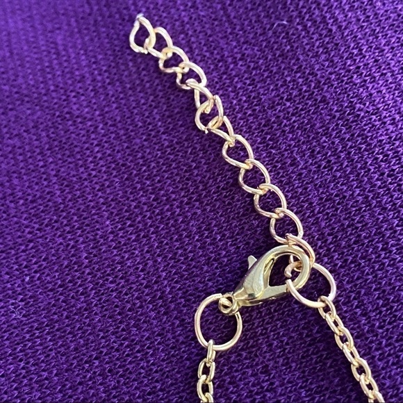 WILA gold triangle necklace - Picture 5 of 8